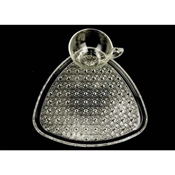 Vintage Indiana Glass Daisy & Button Snack Set 12 Plates 12 Cups - Picture 7 of 7